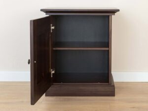 Miniaturka 3 - Detal blatu i gzymsu szafki nocnej lewej drewnianej ciemnobrązowej zbliżenie