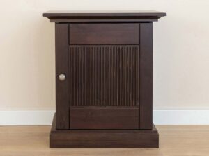 Miniaturka 1 - Ciemnobrązowa szafka nocna z frezowanymi drzwiczkami w aranżacji