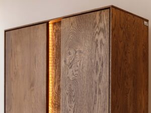 Miniaturka 19 - Witryna dwudrzwiowa tabacco z przeszkleniem i podświetleniem LED na białym tle