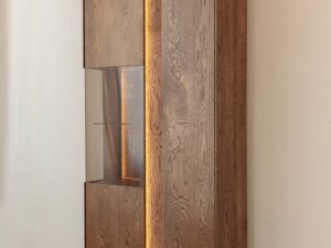 Miniaturka 2 - Wnętrze witryny dwudrzwiowej tabacco z otwartymi drzwiami i półkami