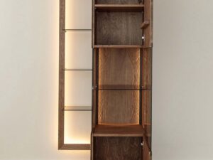 Miniaturka 3 - Wnętrze witryny wiszącej tabacco z otwartymi drzwiami i półkami drewnianymi