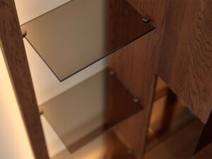 Miniaturka 8 - Detal szklanych półek witryny wiszącej tabacco z metalowymi uchwytami