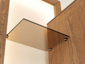 Miniaturka 9 - Detal półki szklanej witryny wiszącej z podświetleniem LED zbliżenie