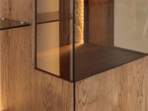 Miniaturka 10 - Detal przeszklenia dolnej części witryny wiszącej tabacco z usłojeniem