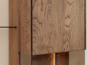 Miniaturka 12 - Detal górnej szafki witryny wiszącej tabacco z usłojeniem drewna