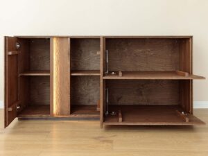 Miniaturka 2 - Wnętrze komody tabacco z otwartymi drzwiami klapami i półkami