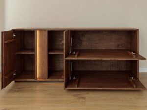 Miniaturka 5 - Wnętrze komody tabacco z otwartymi drzwiami klapami i półkami