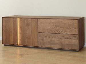 Miniaturka 16 - Komoda tabacco dębowa z podświetleniem LED i szufladami na białym tle