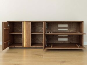 Miniaturka 17 - Wnętrze komody tabacco z otwartymi drzwiami klapami i półkami