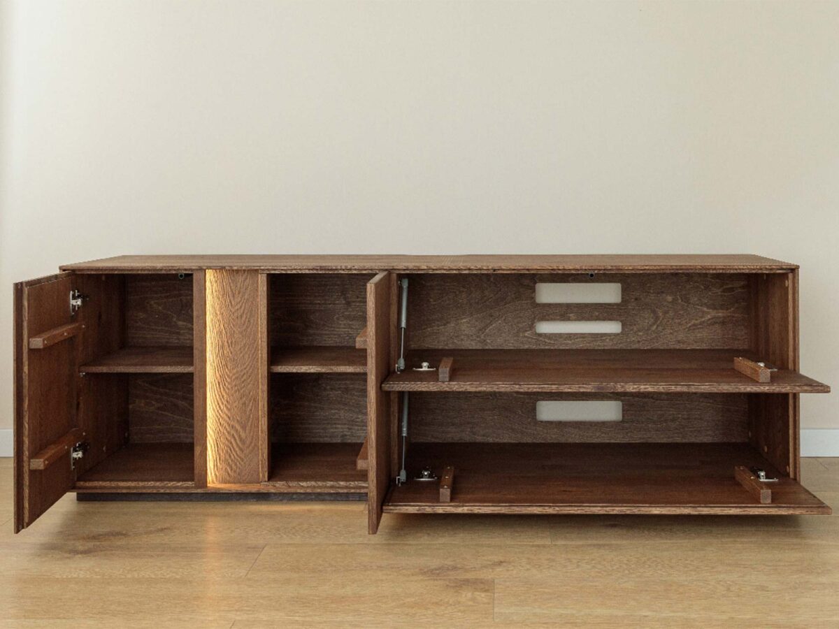 Wnętrze komody tabacco z otwartymi drzwiami klapami i półkami Wnętrze komody tabacco z otwartymi drzwiami klapami i półkami