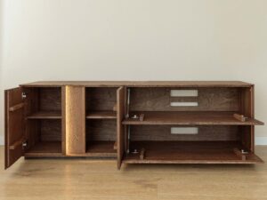 Miniaturka 17 - Wnętrze komody tabacco z otwartymi drzwiami klapami i półkami