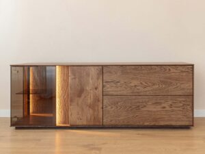 Miniaturka 1 - Komoda tabacco dębowa z witrynką szklaną i podświetleniem LED