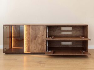 Miniaturka 2 - Wnętrze komody tabacco z witrynką otwartymi klapami półkami i otworami