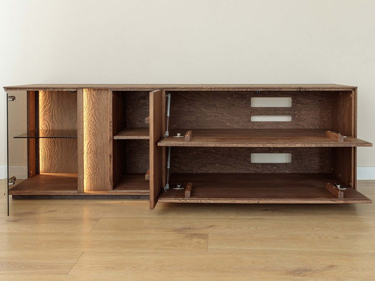 Wnętrze komody tabacco z witrynką otwartymi klapami półkami i otworami Wnętrze komody tabacco z witrynką otwartymi klapami półkami i otworami