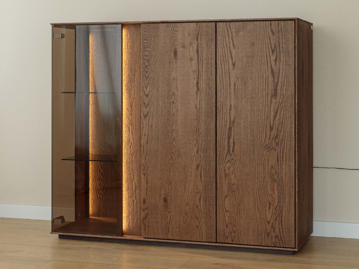 Wnętrze highboardu tabacco z otwartymi drzwiami półkami i witrynką szklaną