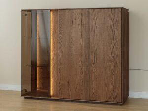 Miniaturka 4 - Wnętrze highboardu tabacco z otwartymi drzwiami półkami i witrynką szklaną
