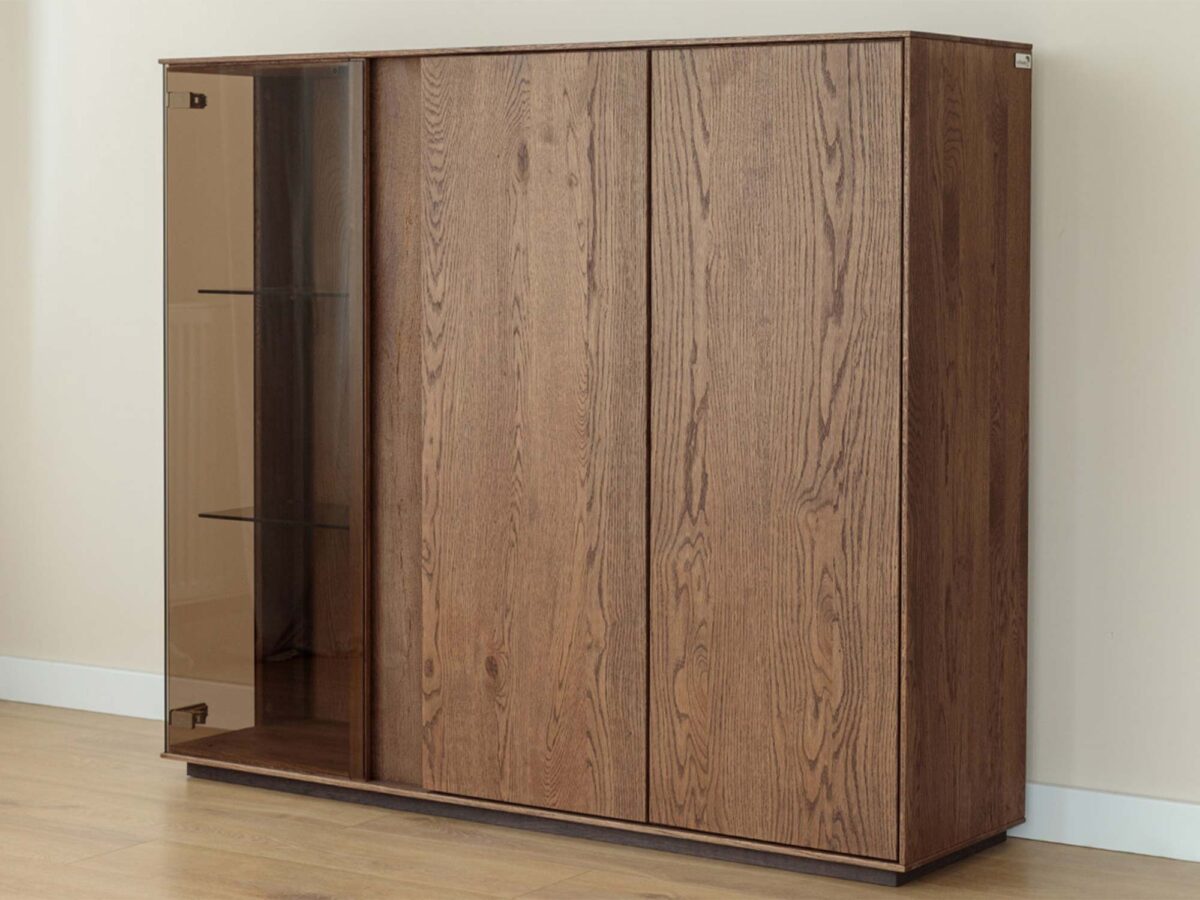 Highboard tabacco z witrynką i podświetleniem LED na białym tle miniatura