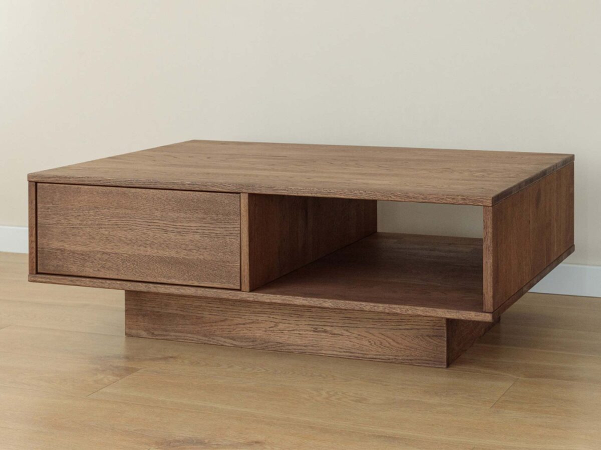 Detal narożnika stolika kawowego tabacco z usłojeniem drewna dębowego