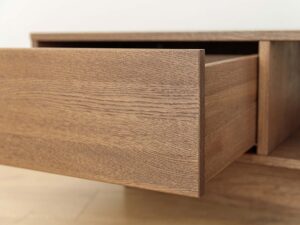 Miniaturka 6 - Detal cokołu i frontu szuflady stolika kawowego tabacco z usłojeniem