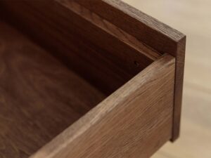 Miniaturka 5 - Detal narożnika blatu stolika kawowego tabacco z usłojeniem dębu