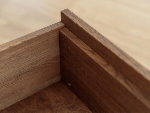 Miniaturka 4 - Stolik kawowy tabacco dębowy z szufladą i wnęką na białym tle miniatura