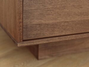 Miniaturka 3 - Detal mebla dębowego z widocznym usłojeniem drewna i cokołem