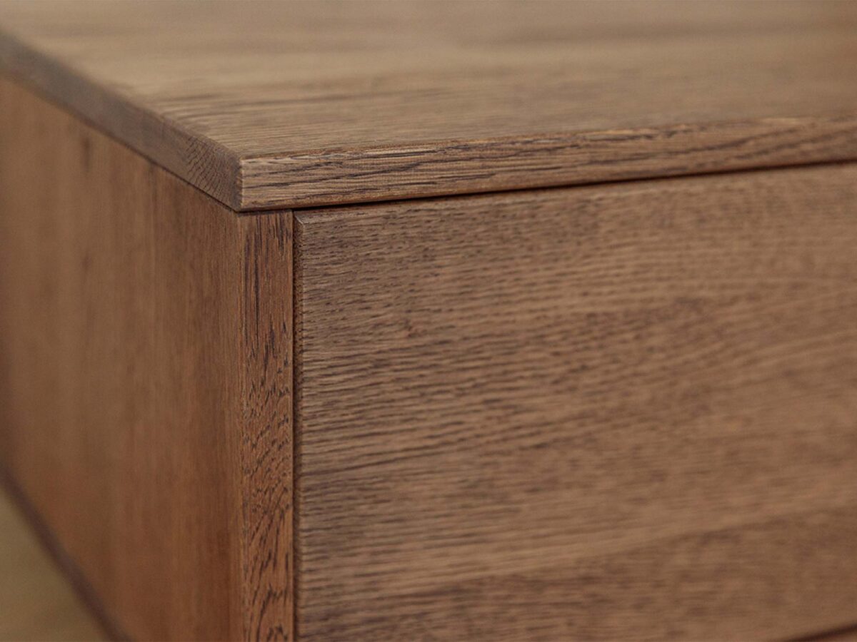 Zbliżenie na narożnik blatu komody dębowej z naturalnym rysunkiem
