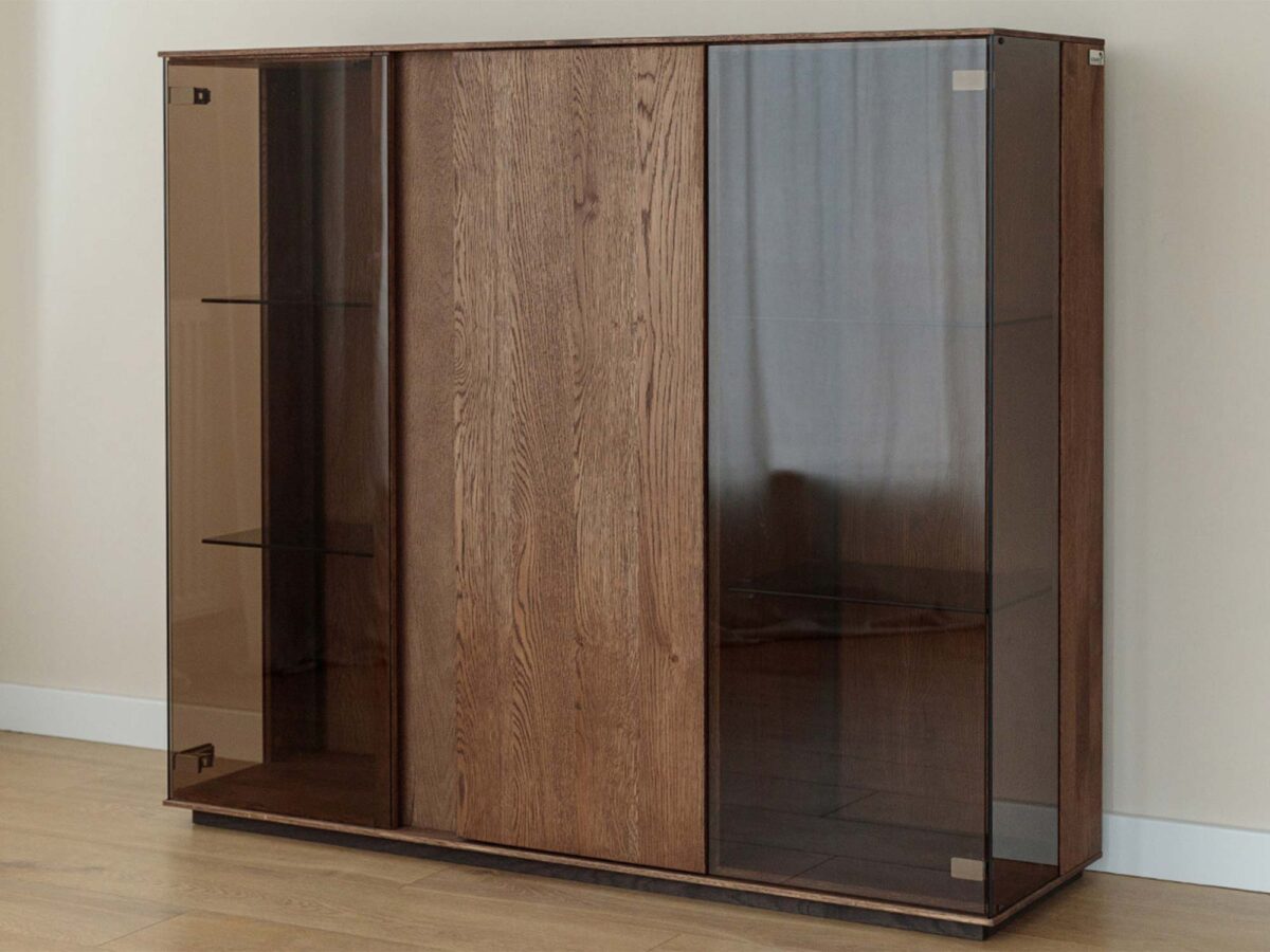 Regał tabacco dębowy z witrynkami szklanymi drzwiami i półkami