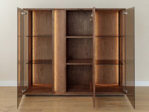 Miniaturka 1 - Wnętrze regału tabacco z otwartymi drzwiami szklanymi półkami i podświetleniem LED