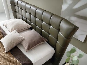Miniaturka 6 - Łóżko oliwkowe skórzane z pikowanym zagłówkiem w aranżacji sypialni
