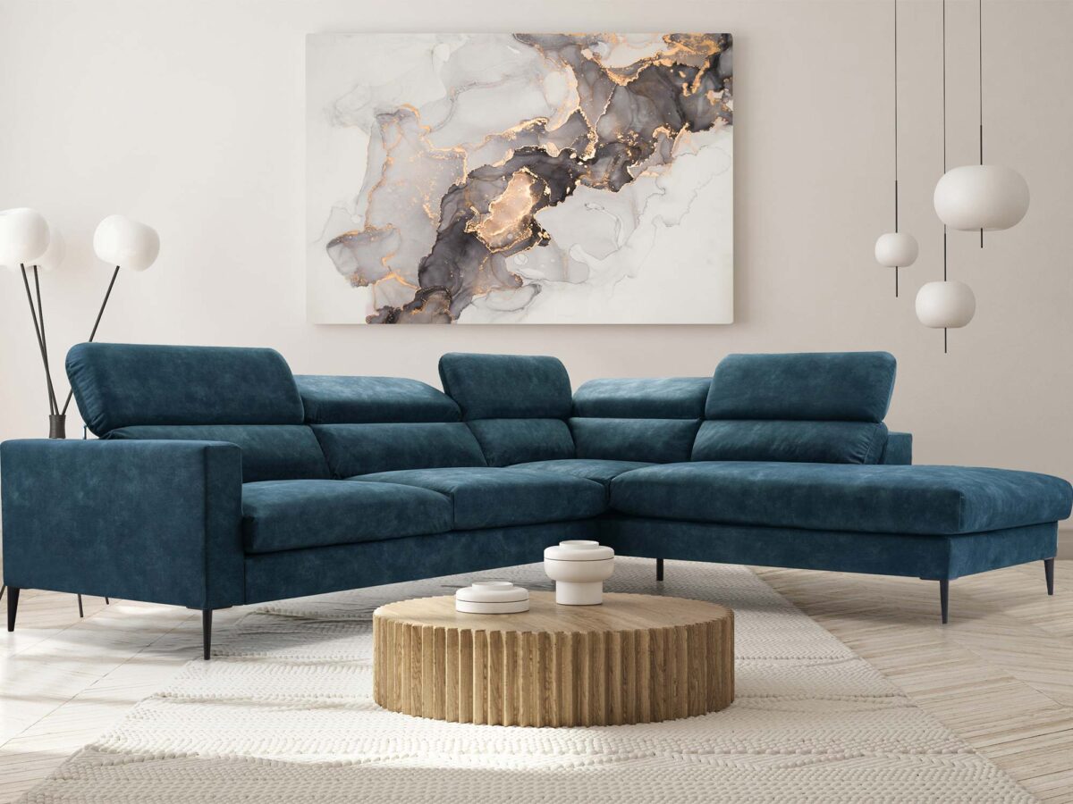 Granatowy narożnik tapicerowany w eleganckim wnętrzu salonu