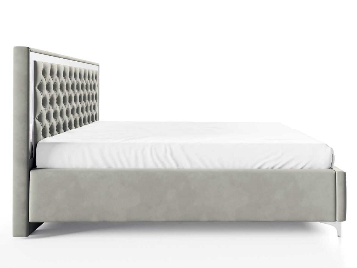 Szare łóżko tapicerowane z chromowaną ramą zagłówka i metalowymi nogami