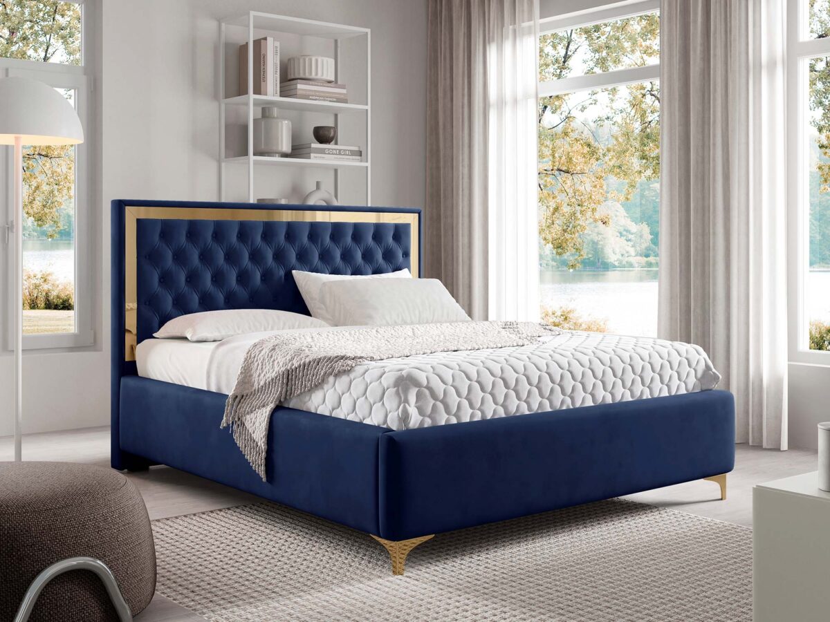 Granatowe łóżko ze złotą ramą i pikowanym zagłówkiem w aranżacji sypialni Granatowe łóżko ze złotą ramą i pikowanym zagłówkiem w aranżacji sypialni