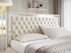 Miniaturka 60 - Detal pikowanego zagłówka łóżka glamour kremowego ze srebrną ramą