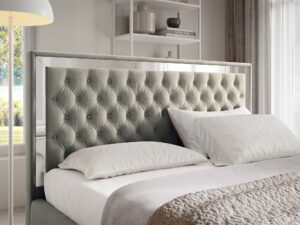 Miniaturka 63 - Pikowany zagłówek łóżka glamour szarego zbliżenie ze srebrną ramą