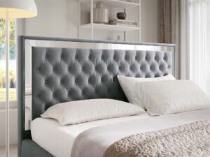 Miniaturka 65 - Pikowany zagłówek łóżka glamour szarozielonego zbliżenie ze srebrną ramą