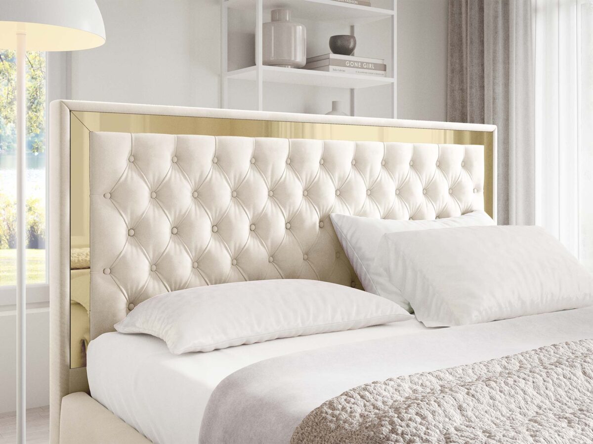Detal zagłówka łóżka glamour kremowego ze złotą ramą