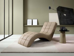 Miniaturka 5 - Szezlong relaksacyjny beżowy pikowany w nowoczesnym salonie aranżacja