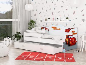 Miniaturka 20 - Białe łóżko dziecięce z motywem auta wyścigowego w pokoju chłopca