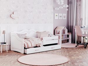 Miniaturka 2 - Białe łóżko dziecięce z ozdobnymi brzegami i szufladą w pokoju