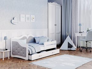 Miniaturka 11 - Szare łóżko dziecięce tapicerowane z pikowanym zagłówkiem w pokoju chłopca