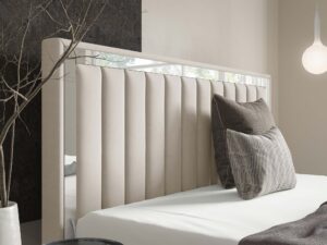 Miniaturka 48 - Detal pikowanego zagłówka kremowego z pionowymi panelami