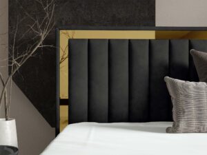 Miniaturka 64 - Łóżko tapicerowane czarne ze złotymi nogami w sypialni