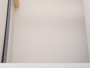 Miniaturka 9 - Wnętrze pojemnika narożnika beżowego drewniana konstrukcja zbliżenie