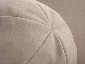 Miniaturka 8 - Detal okrągłej poduszki dekoracyjnej w beżowej tkaninie Maya