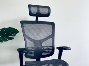 Miniaturka 4 - Szary fotel biurowy ergonomiczny siatkowy w nowoczesnym wnętrzu