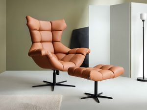 Miniaturka 16 - Fotel obrotowy karmelowy skórzany z podnóżkiem w aranżacji salonu