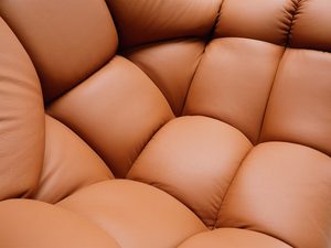 Miniaturka 13 - Karmelowy fotel detal skórzanej tapicerki pikowanej tekstura zbliżenie
