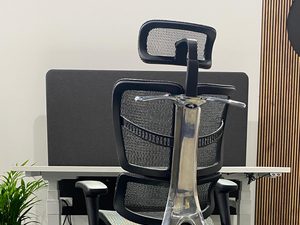 Miniaturka 4 - Czarny fotel biurowy ergonomiczny siatkowy przy biurku widok z tyłu