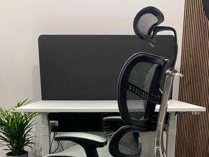 Miniaturka 2 - Fotel biurowy ergonomiczny czarny siatkowy przy biurku profil